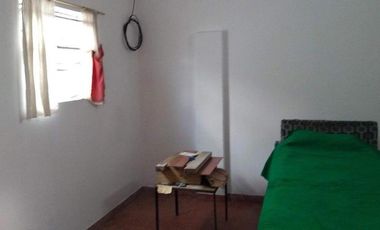Casa 2 amb con patio y dependencia. Lote 170m2. Calle 9 de Julio y 182.