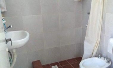 Casa 2 amb con patio y dependencia. Lote 170m2. Calle 9 de Julio y 182.