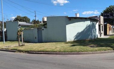 Casa 2 amb con patio y dependencia. Lote 170m2. Calle 9 de Julio y 182.