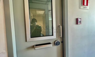 ARRIENDO OFICINA CON SALA (CAJA FUERTE), LO BARNECHEA FRENTE PORTAL DEHESA
