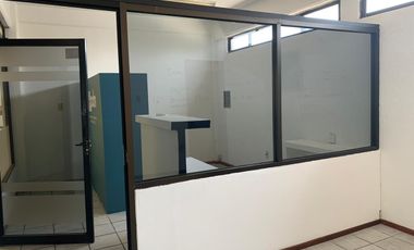 Oficina sobre Av. Simon Bolivar de 30 m². Incluye agua y mantenimiento