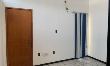 Oficina sobre Av. Simon Bolivar de 30 m². Incluye agua y mantenimiento