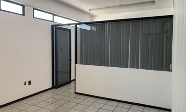 Oficina sobre Av. Simon Bolivar de 30 m². Incluye agua y mantenimiento