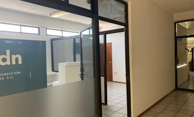 Oficina sobre Av. Simon Bolivar de 30 m². Incluye agua y mantenimiento