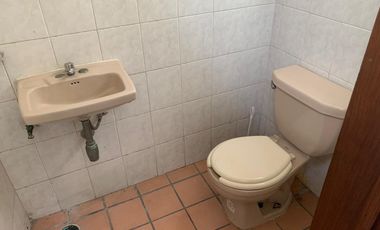 Oficina sobre Av. Simon Bolivar de 30 m². Incluye agua y mantenimiento