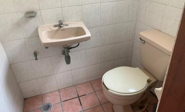 Oficina sobre Av. Simon Bolivar de 30 m². Incluye agua y mantenimiento