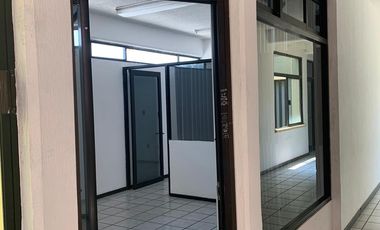 Oficina sobre Av. Simon Bolivar de 30 m². Incluye agua y mantenimiento