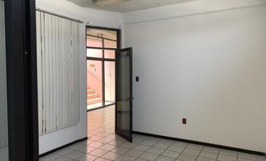 Oficina sobre Av. Simon Bolivar de 30 m². Incluye agua y mantenimiento