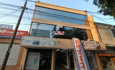 Oficina sobre Av. Simon Bolivar de 30 m². Incluye agua y mantenimiento