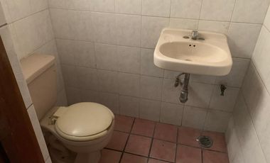 Oficina sobre Av. Simon Bolivar de 30 m². Incluye agua y mantenimiento