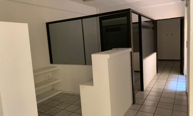 Oficina sobre Av. Simon Bolivar de 30 m². Incluye agua y mantenimiento