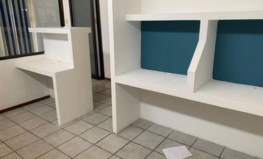 Oficina sobre Av. Simon Bolivar de 30 m². Incluye agua y mantenimiento