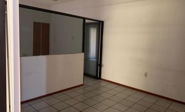Oficina sobre Av. Simon Bolivar de 30 m². Incluye agua y mantenimiento