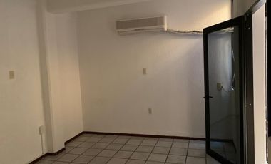 Oficina sobre Av. Simon Bolivar de 30 m². Incluye agua y mantenimiento