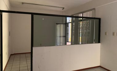 Oficina sobre Av. Simon Bolivar de 30 m². Incluye agua y mantenimiento