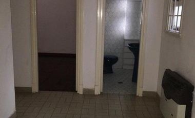 Chalet en esquina de 3 ambientes con dependencia en Catamarca y  Rawson