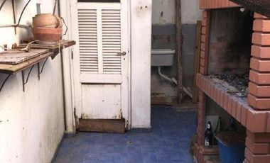 Chalet en esquina de 3 ambientes con dependencia en Catamarca y  Rawson