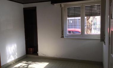 Chalet en esquina de 3 ambientes con dependencia en Catamarca y  Rawson
