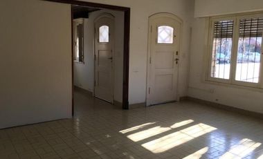 Chalet en esquina de 3 ambientes con dependencia en Catamarca y  Rawson