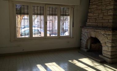 Chalet en esquina de 3 ambientes con dependencia en Catamarca y  Rawson