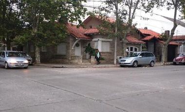 Chalet en esquina de 3 ambientes con dependencia en Catamarca y  Rawson