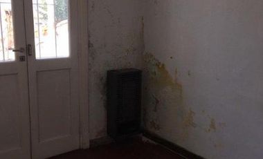 Chalet en esquina de 3 ambientes con dependencia en Catamarca y  Rawson