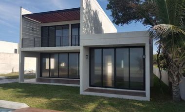 Casa en Venta con Piscina y frente de playa en Km 15, Cd. del Carmen