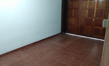 CASA EN VENTA EN MORON - 4 AMBIENTES