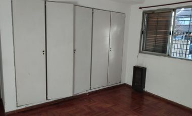 CASA EN VENTA EN MORON - 4 AMBIENTES