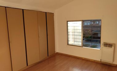 CASA EN VENTA EN MORON - 4 AMBIENTES