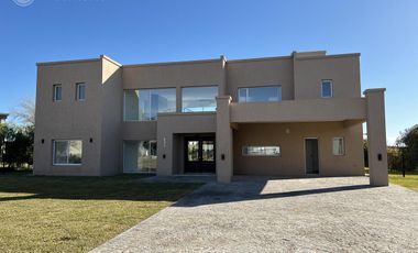 Casa en venta sobre espectacular lote 1.450m2 AL GOLF (319m2 edificados) - Haras Santa María