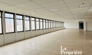 oficina en arriendo en centro internacional. Cod A206