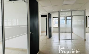 oficina en arriendo en centro internacional. Cod A206