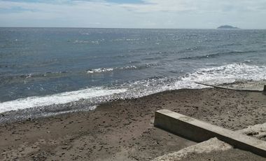 - S O L D -    BEACHFRONT HOUSE WITH GREAT VIEW OF APO ISLAND