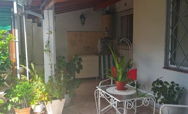Casa de tres ambientes en venta en Haedo Sur