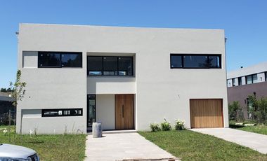 CHALET DE 4 AMBIENTES DE CATEGORIA EN RUMENCO JOVEN, A ESTRENAR, VENDE Y PERMUTA