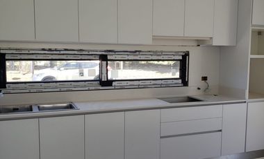 CHALET DE 4 AMBIENTES DE CATEGORIA EN RUMENCO JOVEN, A ESTRENAR, VENDE Y PERMUTA