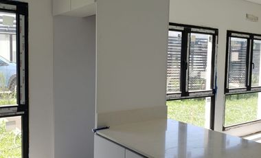CHALET DE 4 AMBIENTES DE CATEGORIA EN RUMENCO JOVEN, A ESTRENAR, VENDE Y PERMUTA