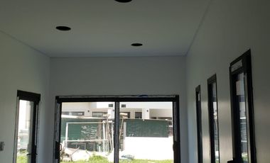 CHALET DE 4 AMBIENTES DE CATEGORIA EN RUMENCO JOVEN, A ESTRENAR, VENDE Y PERMUTA