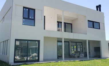 CHALET DE 4 AMBIENTES DE CATEGORIA EN RUMENCO JOVEN, A ESTRENAR, VENDE Y PERMUTA