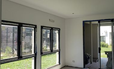 CHALET DE 4 AMBIENTES DE CATEGORIA EN RUMENCO JOVEN, A ESTRENAR, VENDE Y PERMUTA