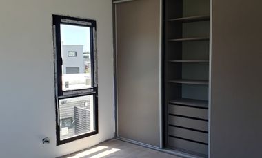 CHALET DE 4 AMBIENTES DE CATEGORIA EN RUMENCO JOVEN, A ESTRENAR, VENDE Y PERMUTA