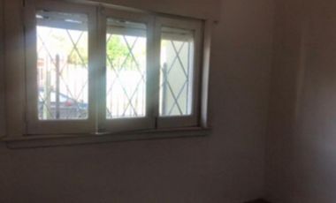 MUY LINDA CASA EN VENTA, 2 DORMITORIOS ACEPTA VEHICULO ALTA GAMA EN FORMA DE PAGO, GRAL JOSE MADARIAGA 900  APTA CREDITO -LUIS GUILLON-