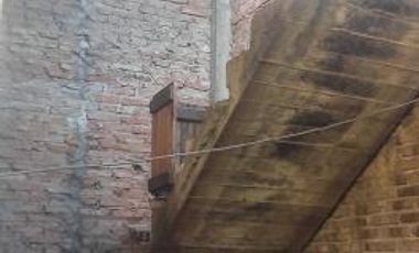 VENTA DE CASA DE 3 AMB. CON ENTRADA DE AUTOS 100 M2 MAS GALPON DE 100 M2 APROX.CON SOTANO PROXIMO AV. MARQUEZ ZONA INDUSTRIAL SE ESCUCHA PROPUESTA