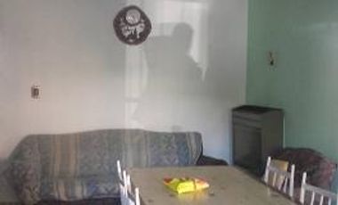 VENTA DE CASA DE 3 AMB. CON ENTRADA DE AUTOS 100 M2 MAS GALPON DE 100 M2 APROX.CON SOTANO PROXIMO AV. MARQUEZ ZONA INDUSTRIAL SE ESCUCHA PROPUESTA