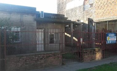 VENTA DE CASA DE 3 AMB. CON ENTRADA DE AUTOS 100 M2 MAS GALPON DE 100 M2 APROX.CON SOTANO PROXIMO AV. MARQUEZ ZONA INDUSTRIAL SE ESCUCHA PROPUESTA