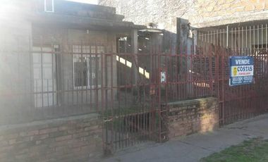 VENTA DE CASA DE 3 AMB. CON ENTRADA DE AUTOS 100 M2 MAS GALPON DE 100 M2 APROX.CON SOTANO PROXIMO AV. MARQUEZ ZONA INDUSTRIAL SE ESCUCHA PROPUESTA