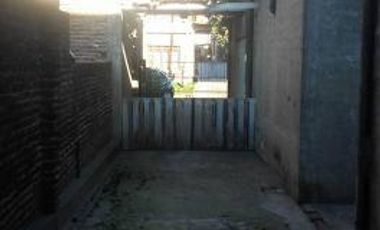 VENTA DE CASA DE 3 AMB. CON ENTRADA DE AUTOS 100 M2 MAS GALPON DE 100 M2 APROX.CON SOTANO PROXIMO AV. MARQUEZ ZONA INDUSTRIAL SE ESCUCHA PROPUESTA