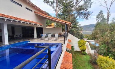 Casa en Venta con Preciosa vista y Acceso al Lago en Valle de Bravo.