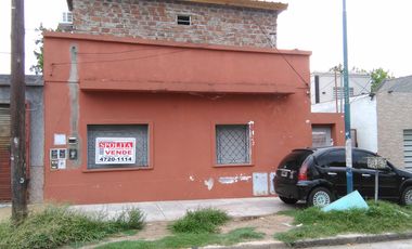 Propiedad multifamiliar ph planta baja frente 3 amb chico, planta alta premoldiada 3 amb con patio terraza y planta baja patio de 10x7, a 150 mts de A